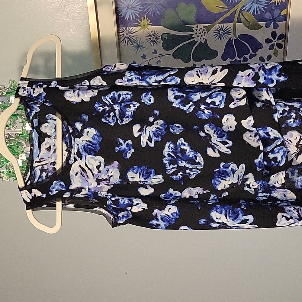 Vera Wang blue white and black aligned sleevless shirt